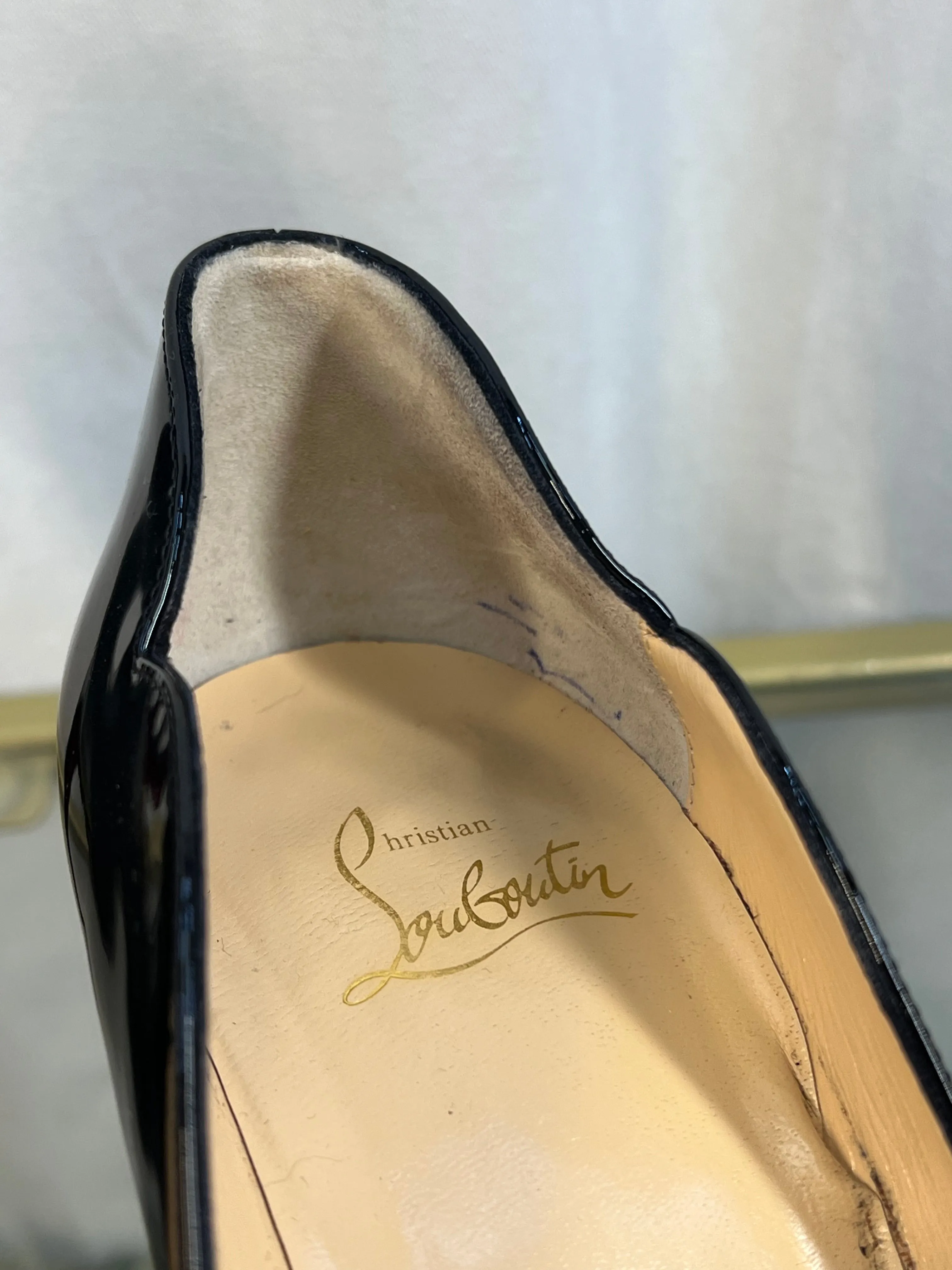 CHRISTIAN LOUBOUTIN Black Patent Leather Hot Chick Pumps Sz 40