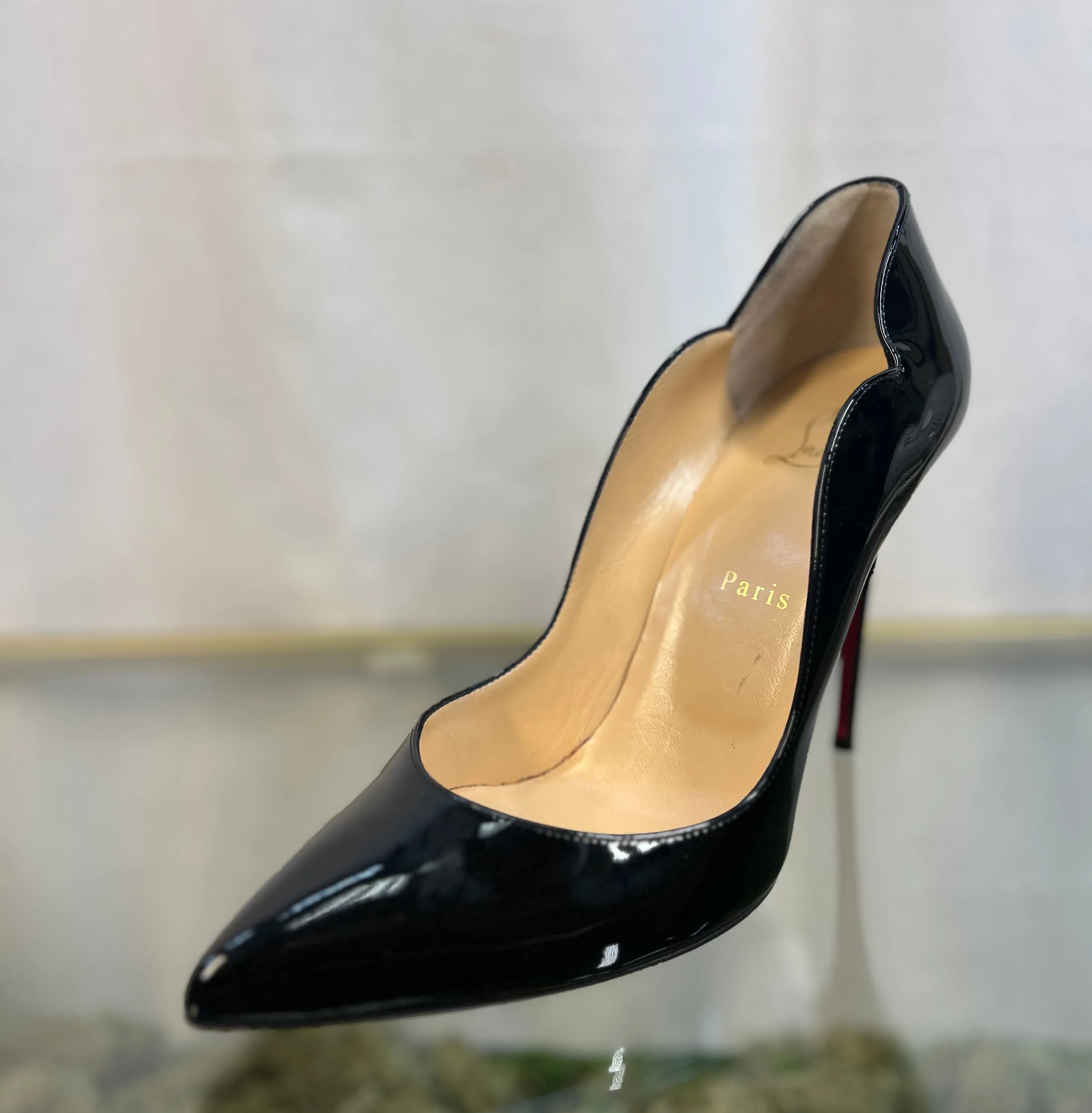 CHRISTIAN LOUBOUTIN Black Patent Leather Hot Chick Pumps Sz 40